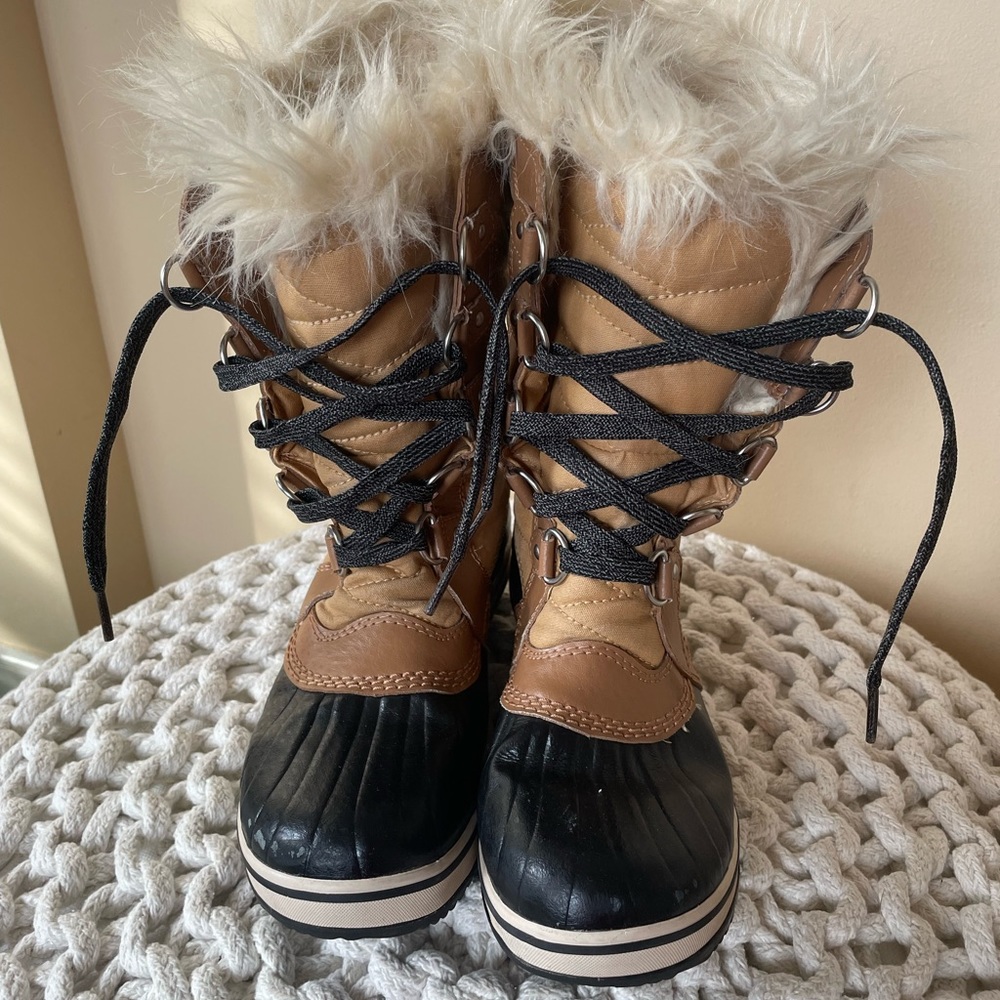 Sorel winter waterproof boots kids sizes 4 USA